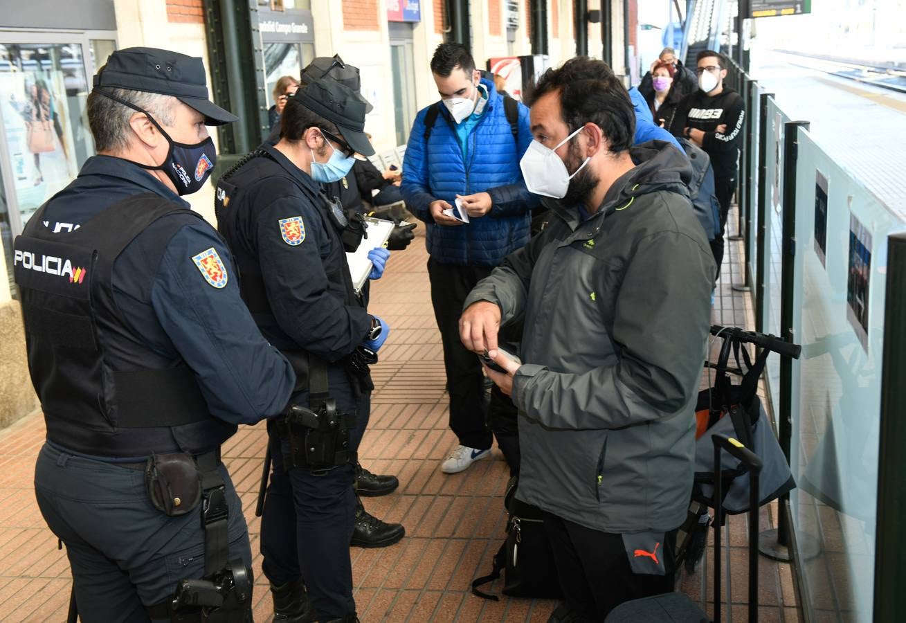 Fotos: Control de la Policía Nacional en la estación de trenes de Valladolid para evitar la movilidad en el puente