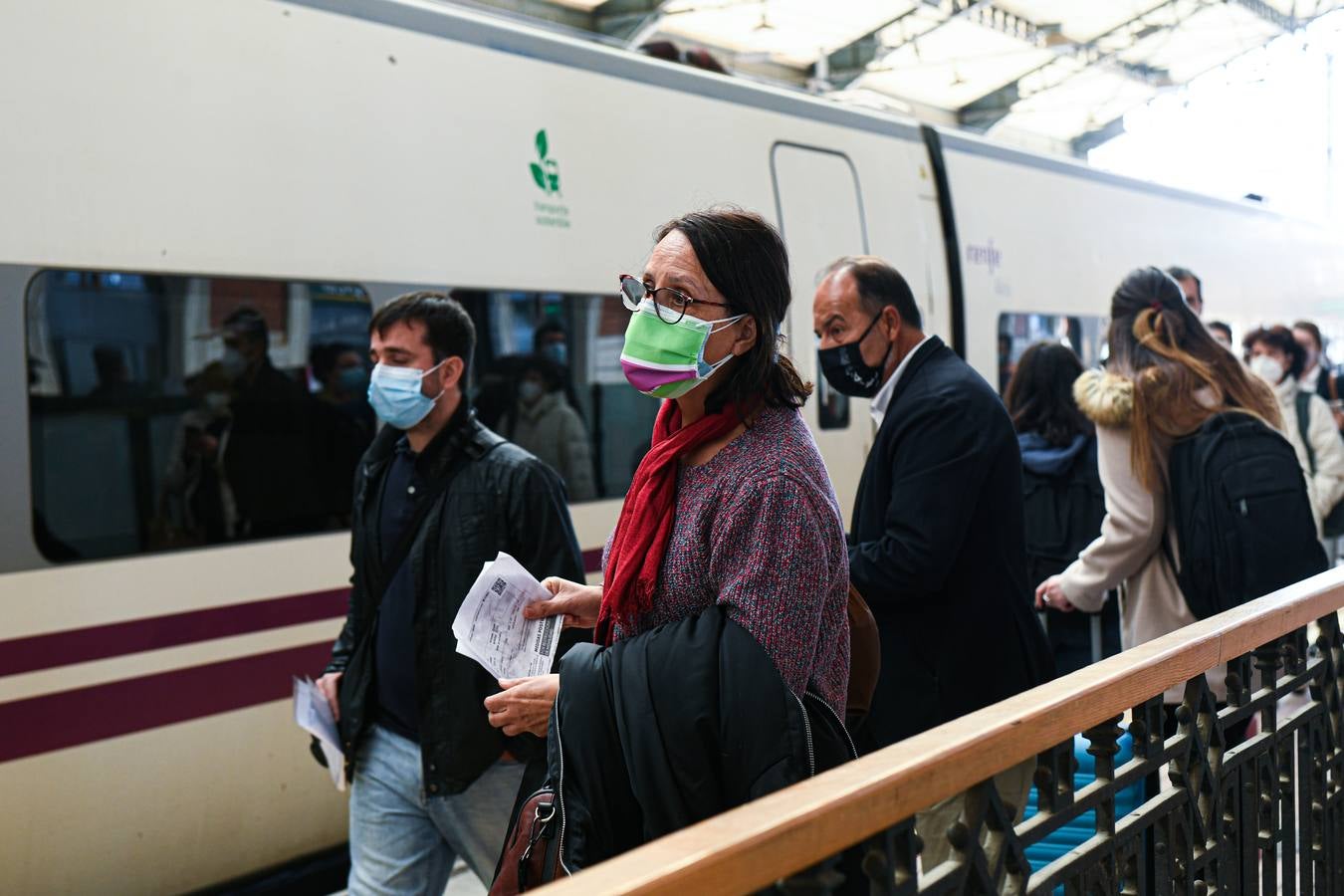 Fotos: Control de la Policía Nacional en la estación de trenes de Valladolid para evitar la movilidad en el puente