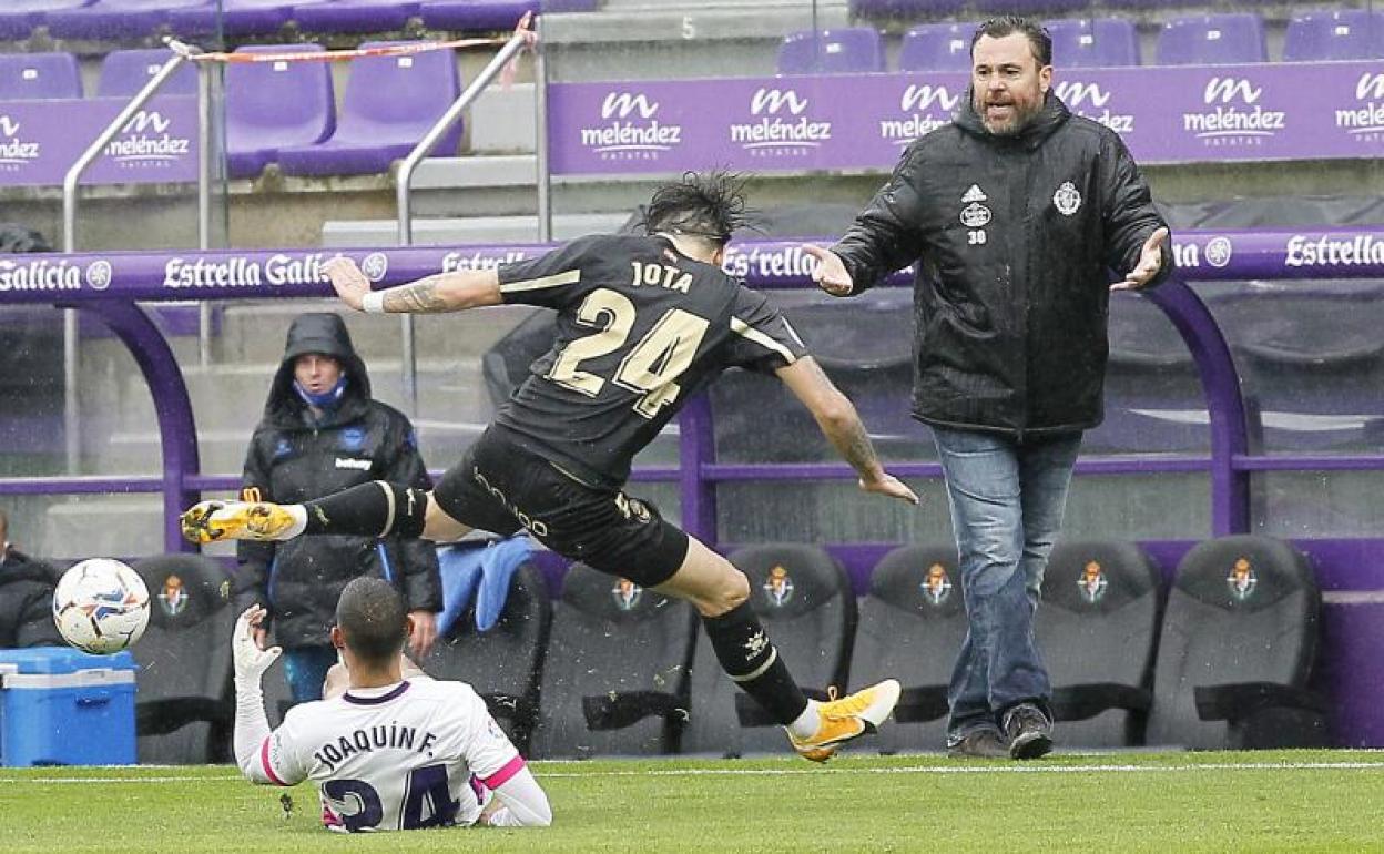 Sergio González observa la entrada del blanquivioleta Joaquín Fernández sobre Jota Peleteiro en el último Real Valladolid-Alavés-