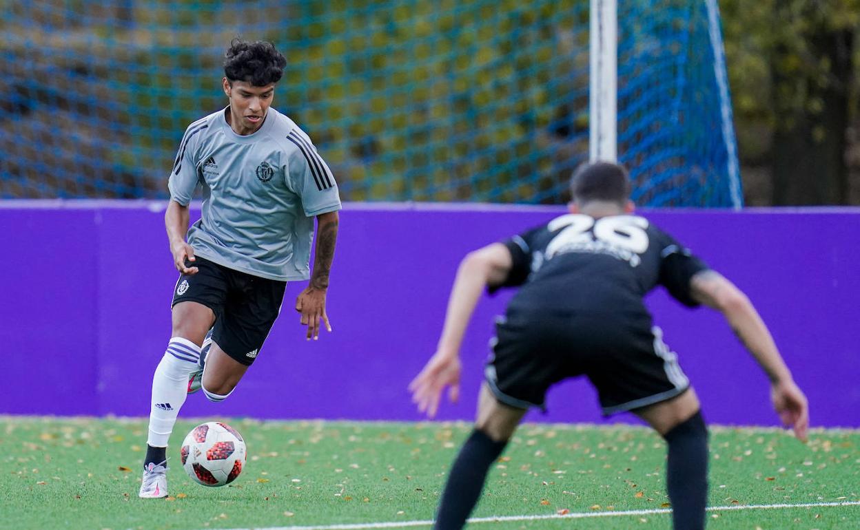 El central brasileño Popi sale con el balón controlado. 