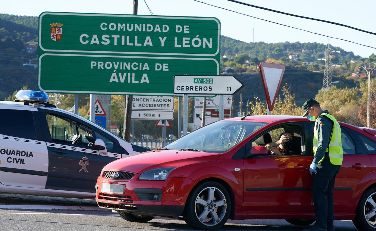 ontrol de la Guardia Civil en la N-403, en el límite entre las comunidades de Castilla y León y Madrid, con motivo del cierre perimetral desde hoy viernes a las 14:00 horas.