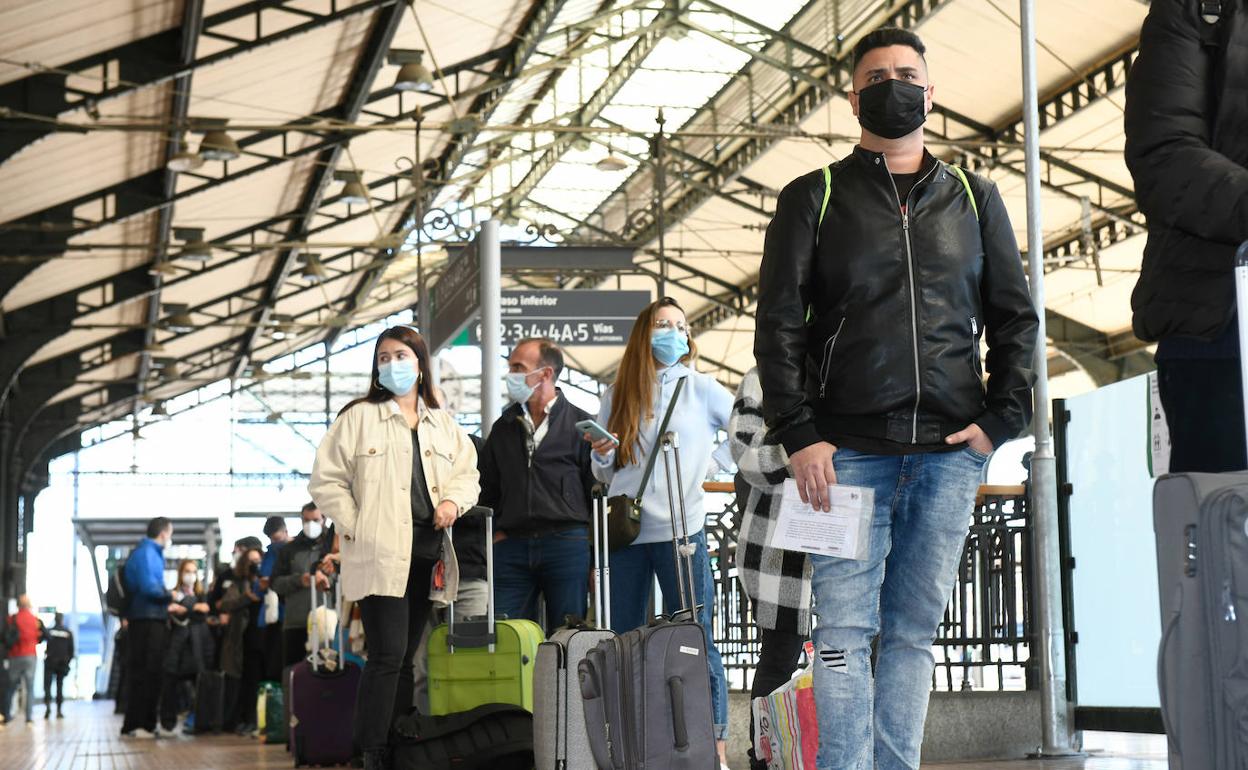 Largas colas y controles policiales a los viajeros en la estación de trenes de Valladolid durante la jornada de este viernes.