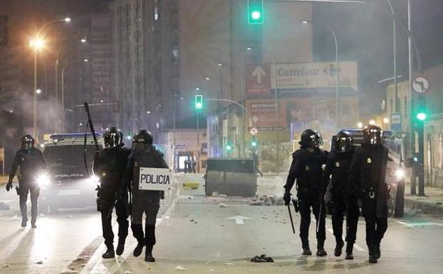 Graves disturbios en el barrio de Gamonal 