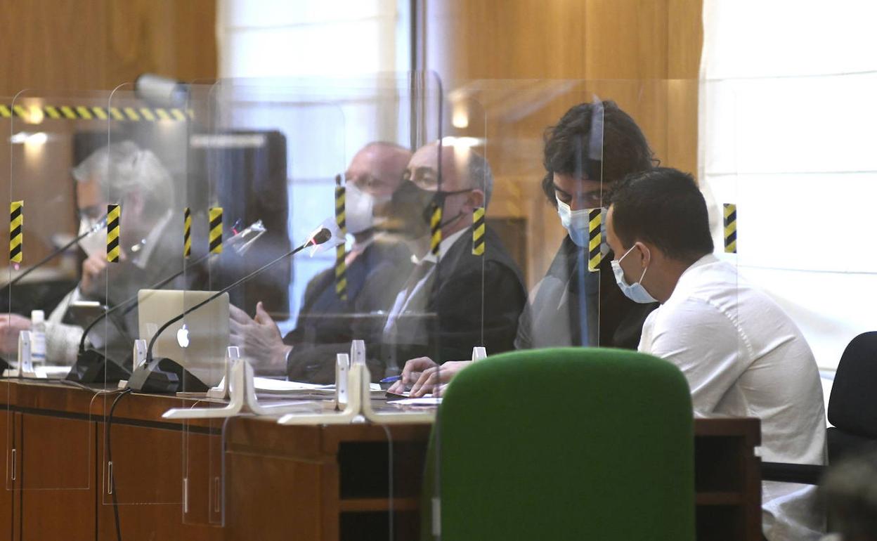 El joven acusado se dispone a escuchar el veredicto del jurado. 