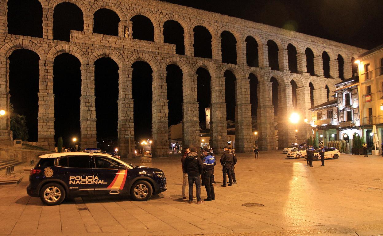 Efectivos de la Policía en el Acueducto durante el primer día del toque de queda.