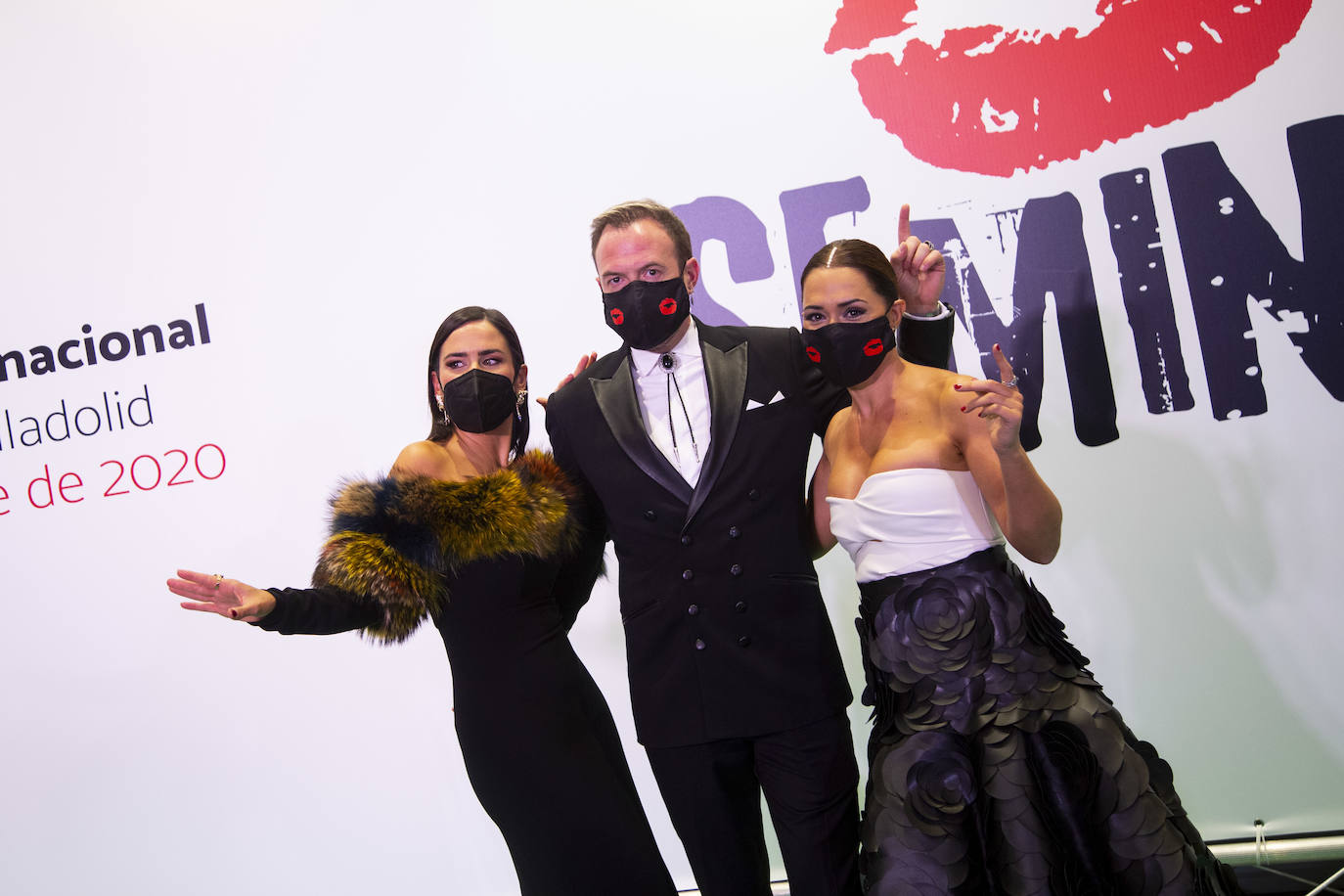 Los presentadores de la gala, Elena Sánchez, Alex O'Dogherty y Eva Marciel. 