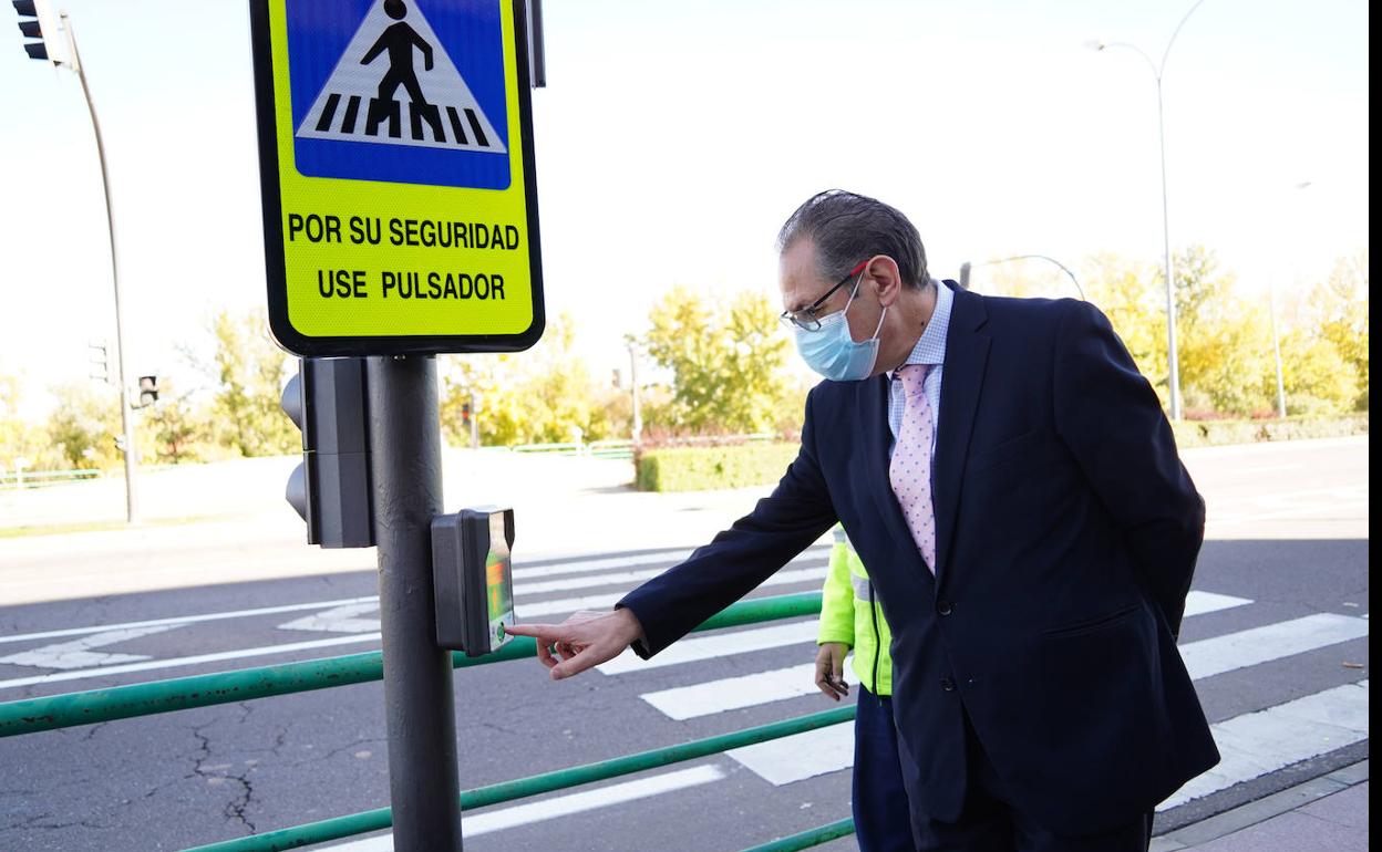 El concejal Fernando Carabias estrena el protector instalado en un semáforo de la Vía Helmántica.