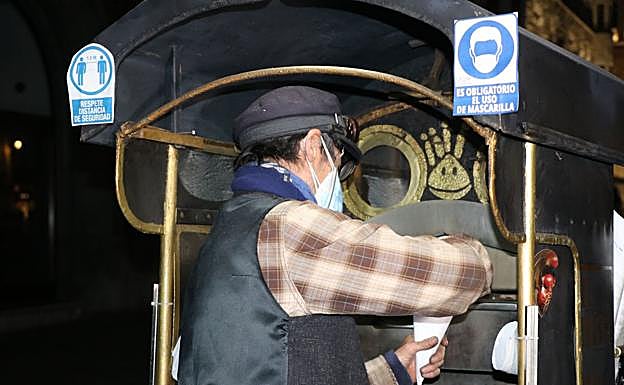 Ángel prepara este sábado un cucurucho de castañas. 