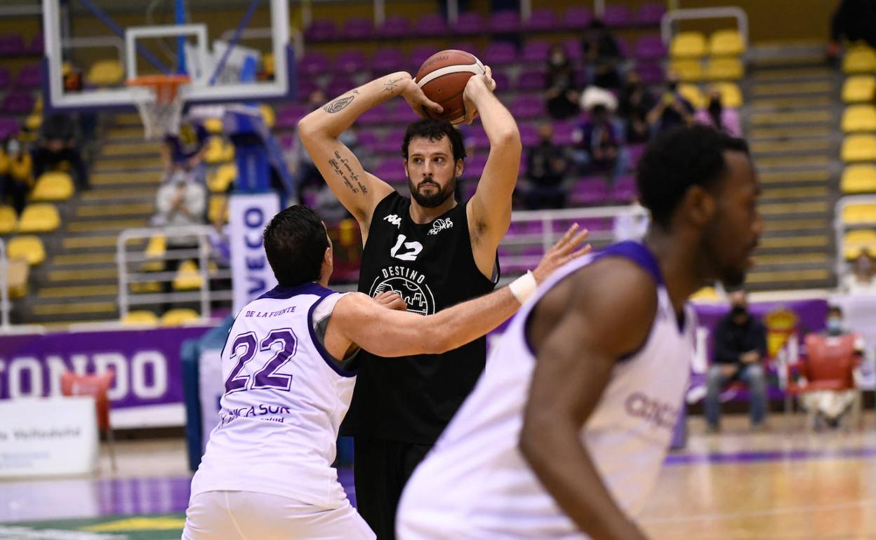 Gatell, defendido por Sergio de la Fuente con Mason en primer plano. 