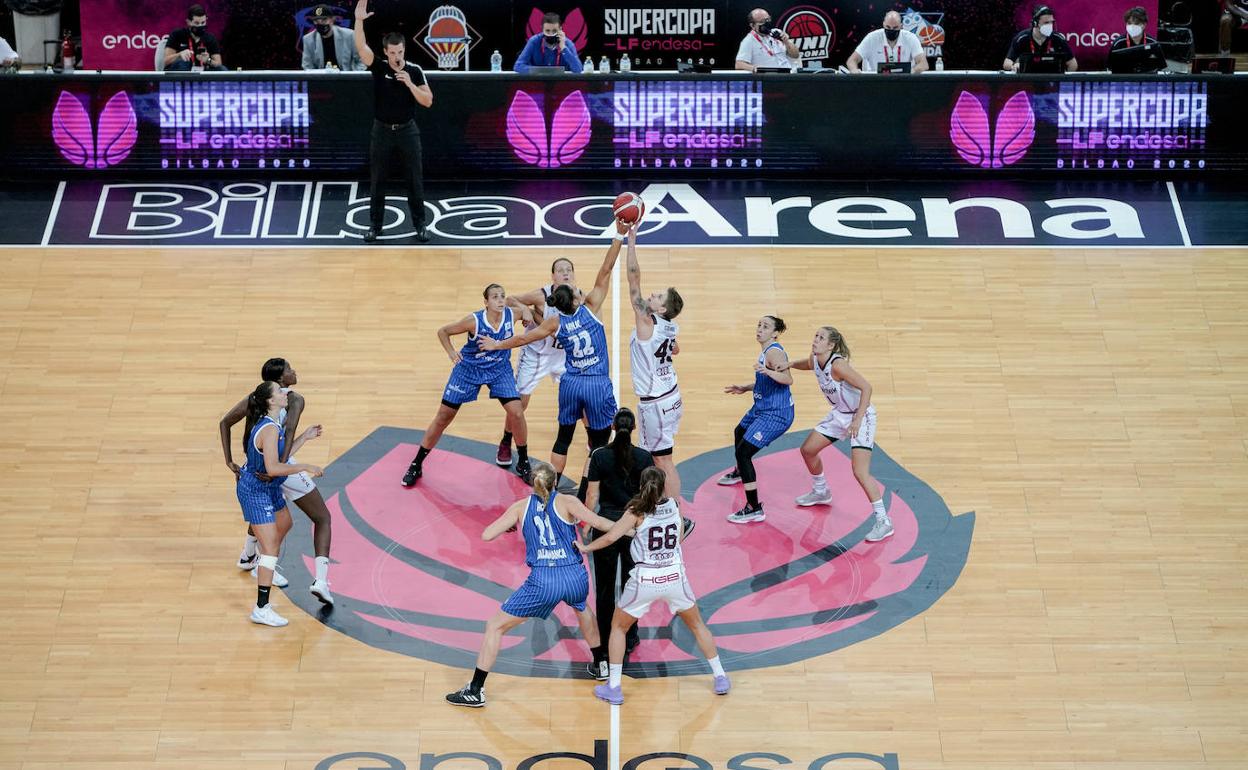 Salto inicial de la final de la Supercopa. 