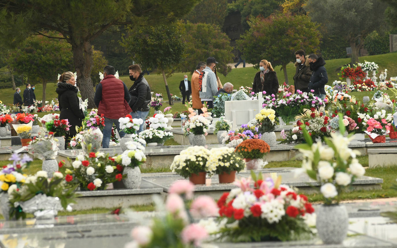 Los vallisoletanos honran a sus muertos el dia uno de noviembre con todas las ganartías sanitarias por la pandemia. 