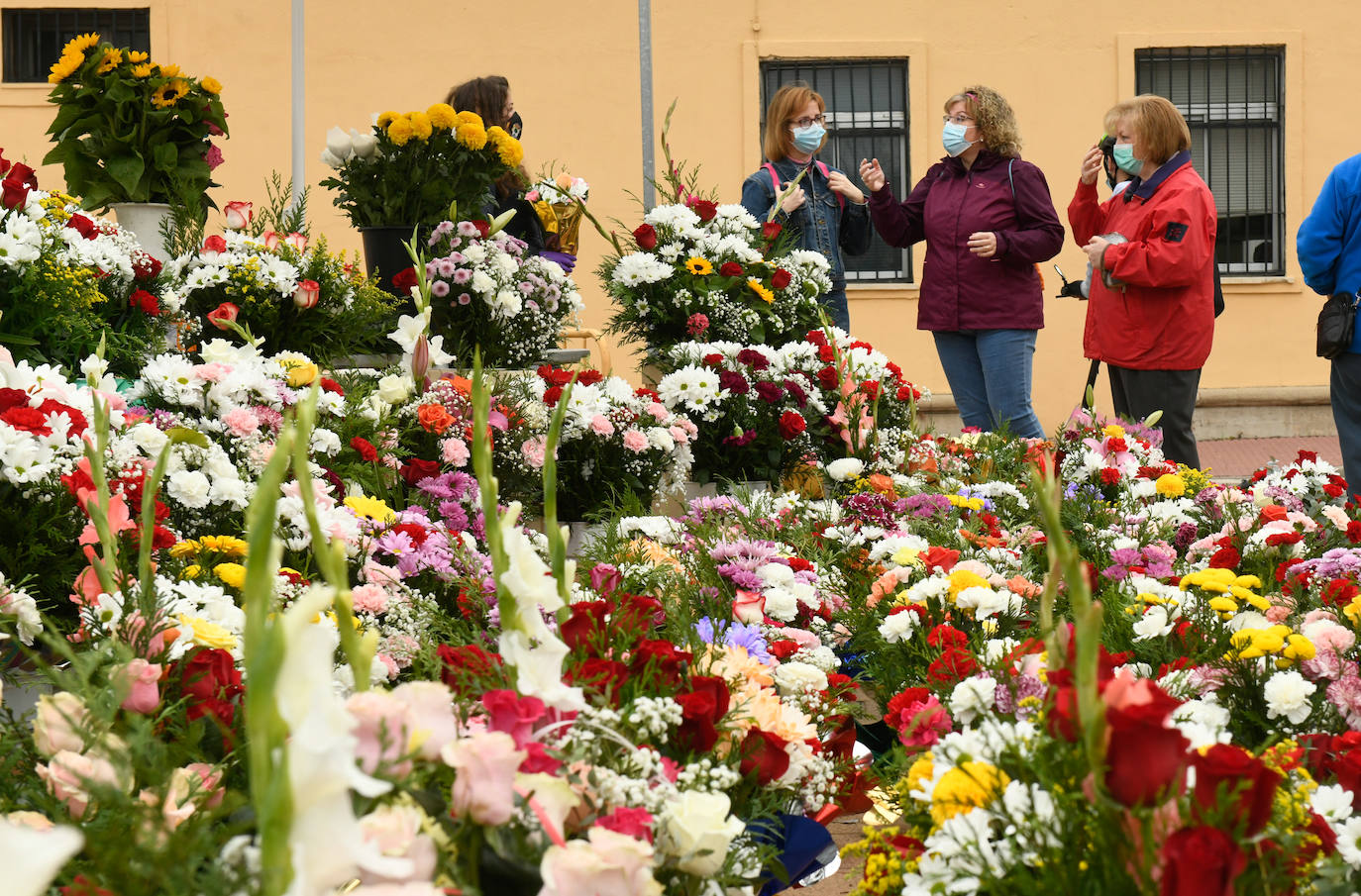 Los vallisoletanos honran a sus muertos el dia uno de noviembre con todas las ganartías sanitarias por la pandemia. 