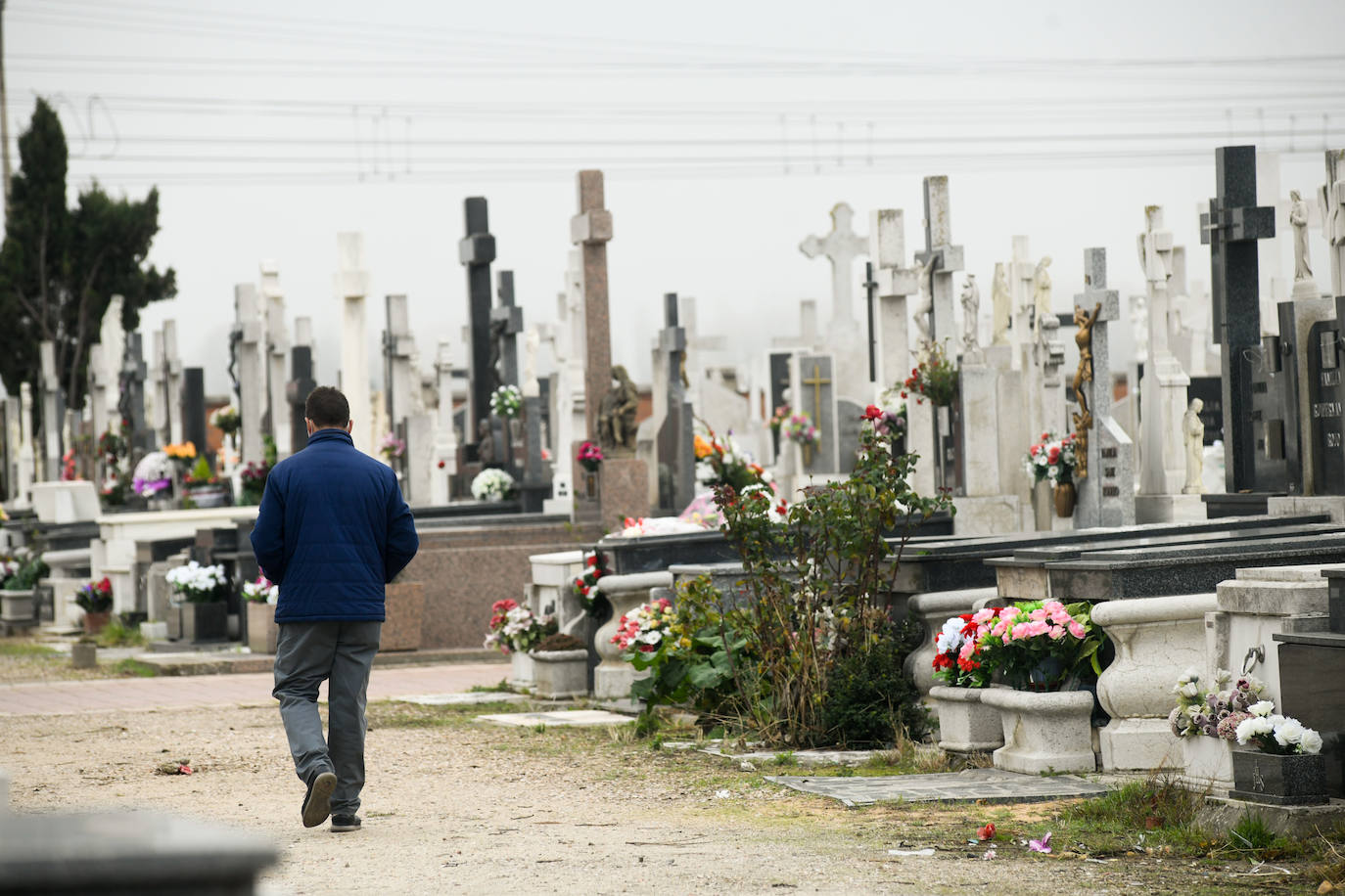 Los vallisoletanos honran a sus muertos el dia uno de noviembre con todas las ganartías sanitarias por la pandemia. 