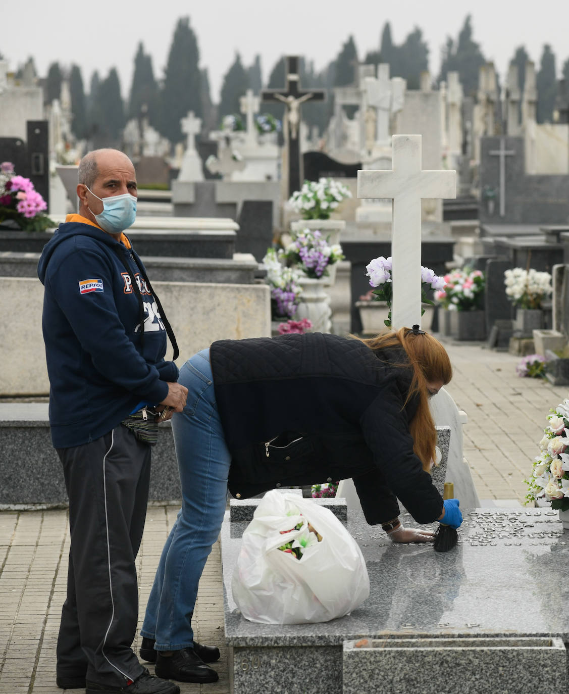 Los vallisoletanos honran a sus muertos el dia uno de noviembre con todas las ganartías sanitarias por la pandemia. 