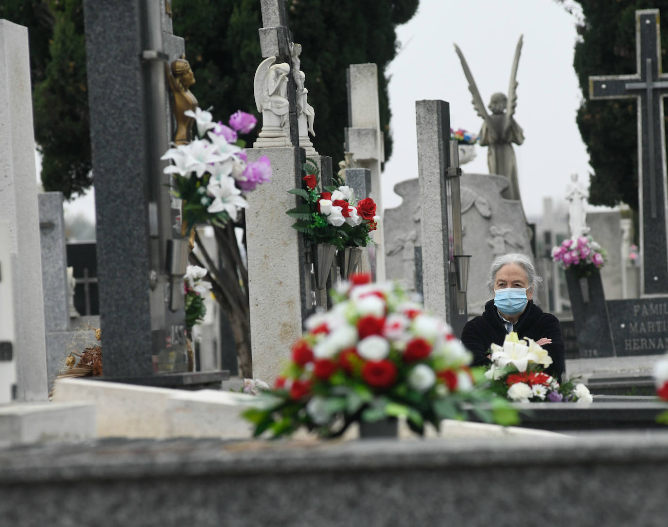 Los vallisoletanos honran a sus muertos el dia uno de noviembre con todas las ganartías sanitarias por la pandemia. 