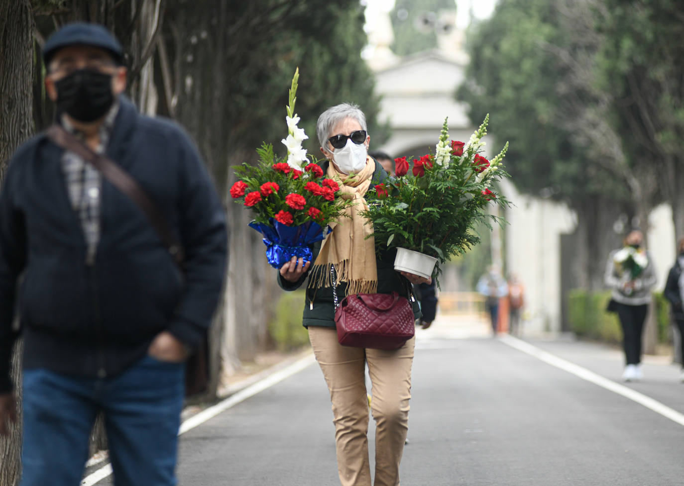 Los vallisoletanos honran a sus muertos el dia uno de noviembre con todas las ganartías sanitarias por la pandemia. 