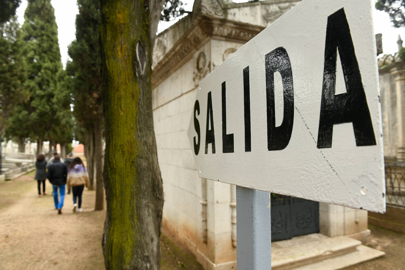 Los vallisoletanos honran a sus muertos el dia uno de noviembre con todas las ganartías sanitarias por la pandemia. 