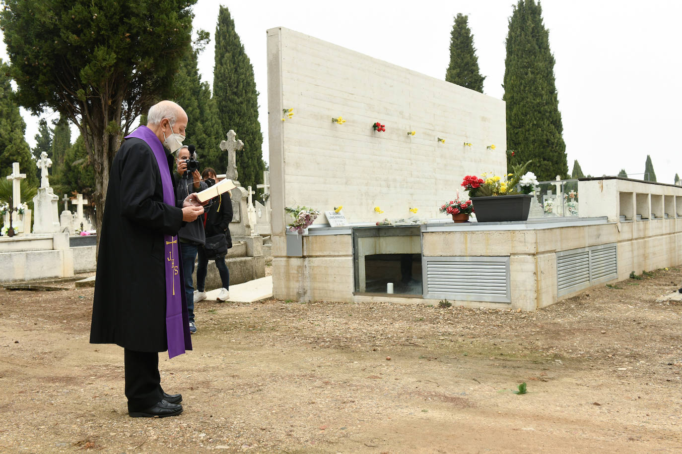 Los vallisoletanos honran a sus muertos el dia uno de noviembre con todas las ganartías sanitarias por la pandemia. 