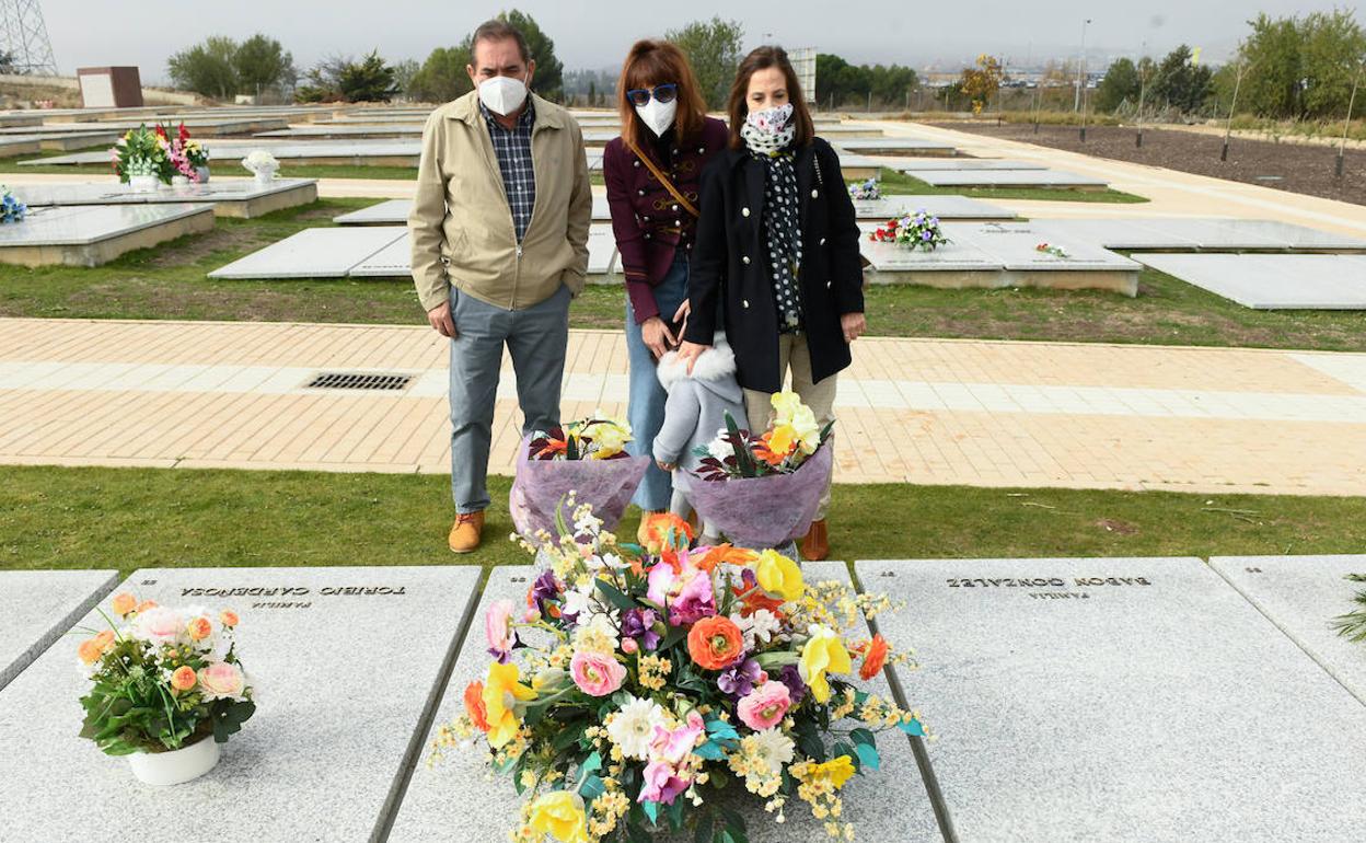 La familia Corro-Capellán homenajea a los abuelos maternos, ambos fallecidos por covid el pasado junio. 