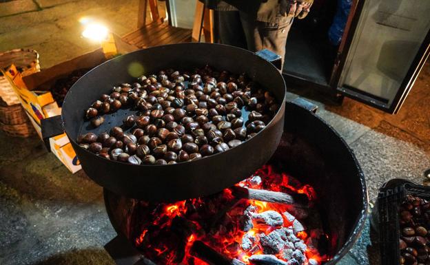 Las castañas, asándose al fuego.