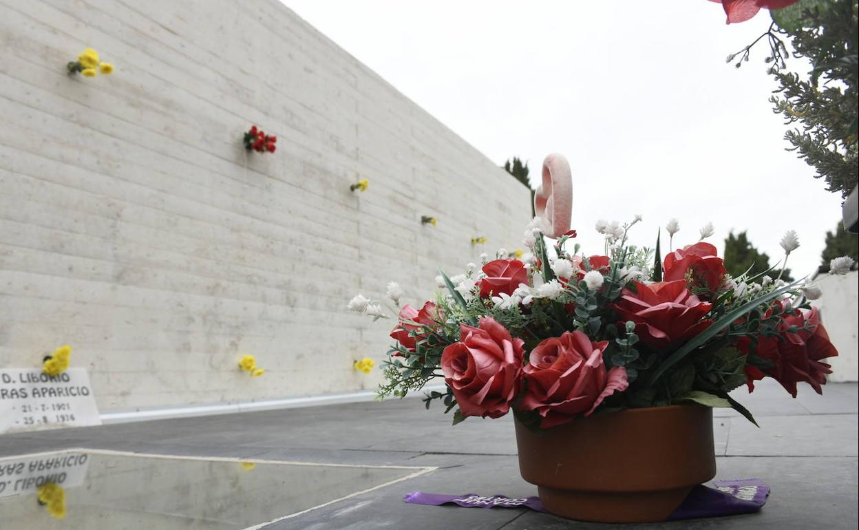 Flores en el memorial de El Carmen, inaugurado el 18 de febrero, con los restos de los represaliados. 