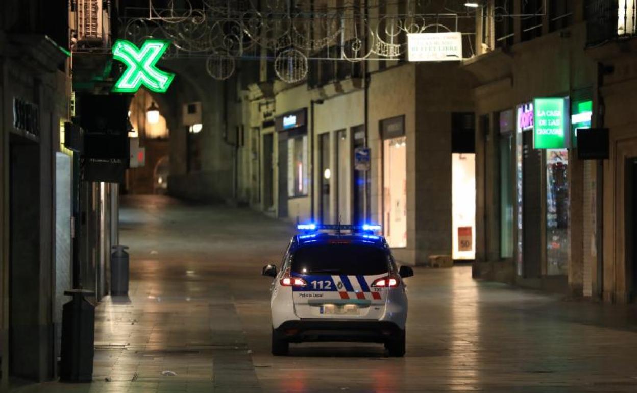 Un coche de la Policía Municipal recorre una calle de Salamanca durante el toque de queda. 