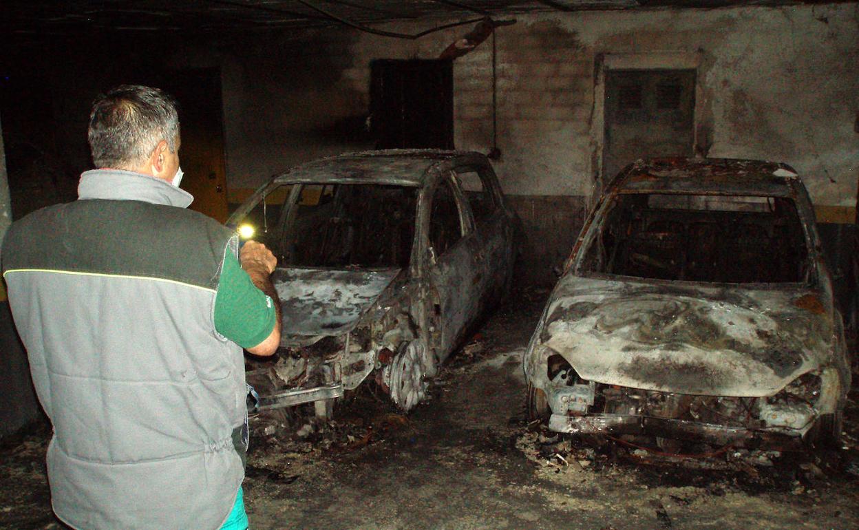 Los coches incendios en el garaje comunitario de la calle Eusebio González Suárez.