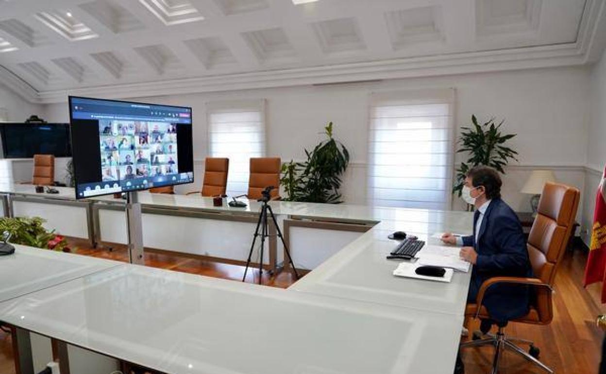 Alfonso F. Mañueco en la última reunión virtual con el Comité de Expertos. 