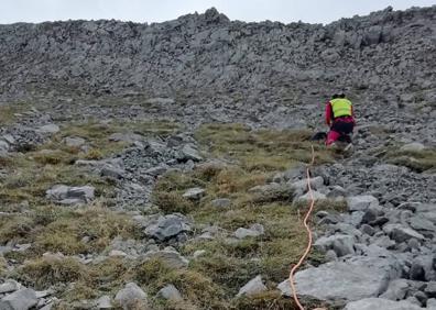 Imagen secundaria 1 - Rescates del Servicio de Emergencias durante el fin de semana: en el Hayedo de Busmayor, intervención en Peña Ten y en Villamuriel de Cerrato. 