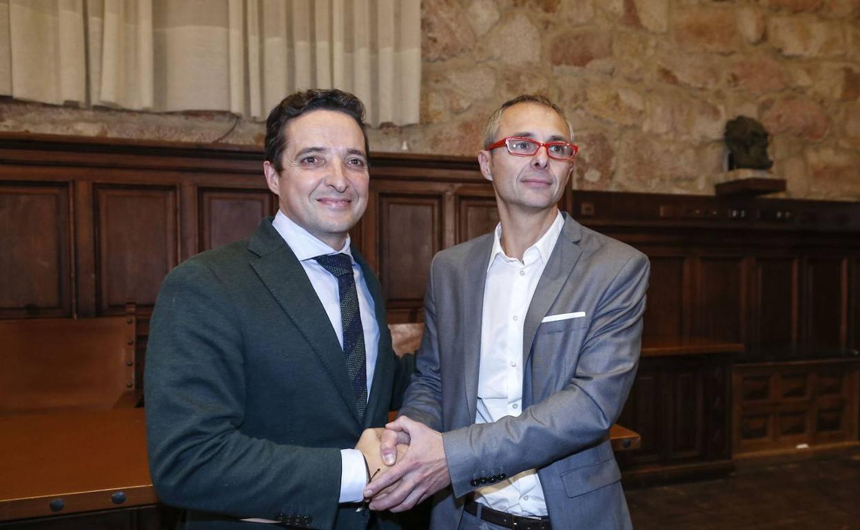 Corchado y Rivero estrechan sus manos durante la noche electoral de los comicios rectorales de 2017