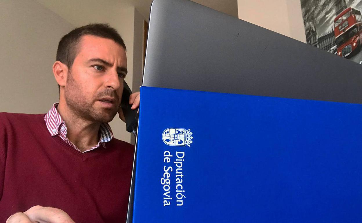 Miguel Ángel del Barrio, empleado de la Diputación de Segovia, con el portátil en casa. 