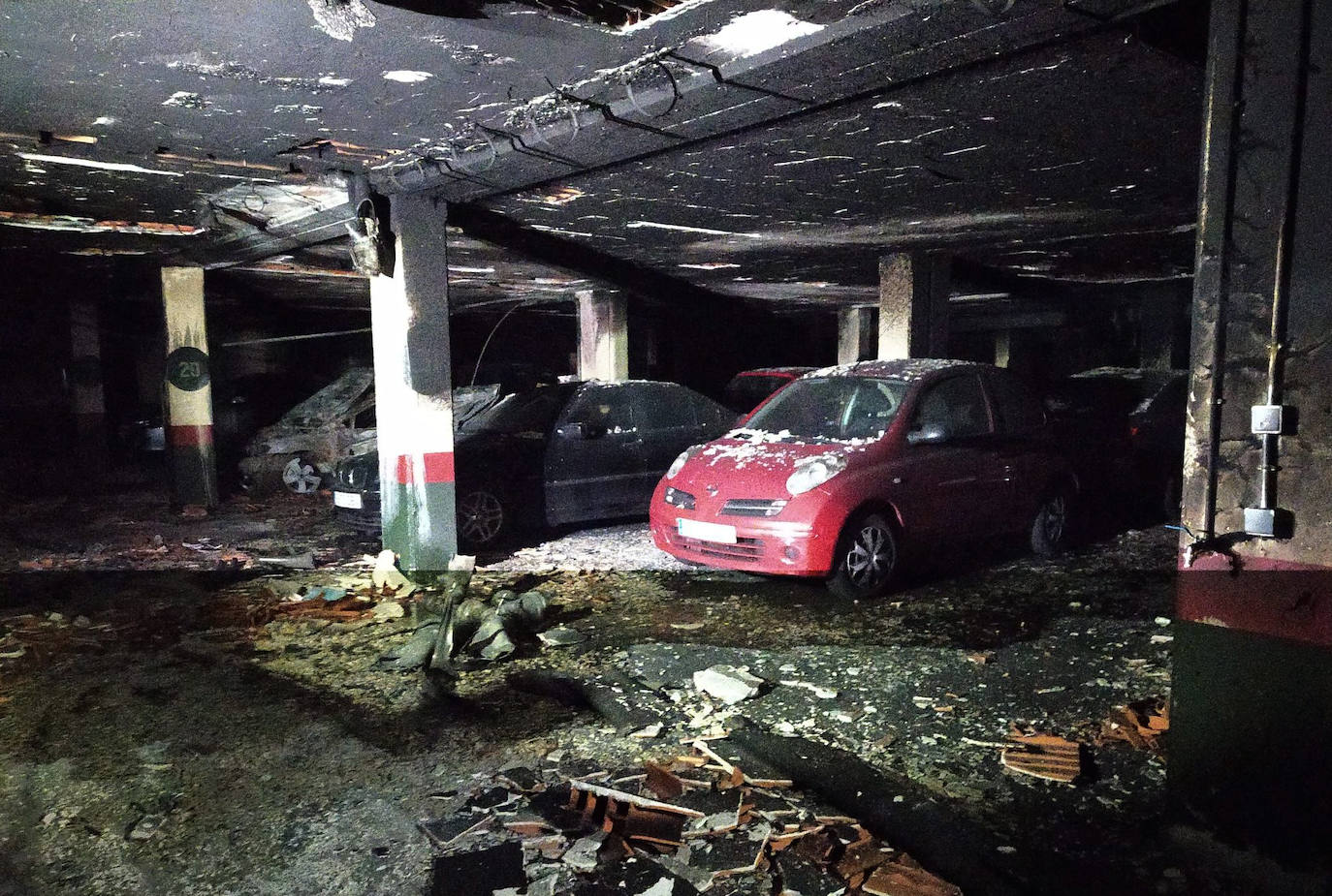 Fotos: Un incendio en un garaje de Covaresa quema dos coches y daña otros cincuenta