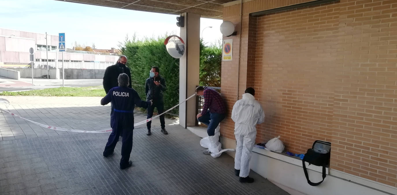 Fotos: Un incendio en un garaje de Covaresa quema dos coches y daña otros cincuenta