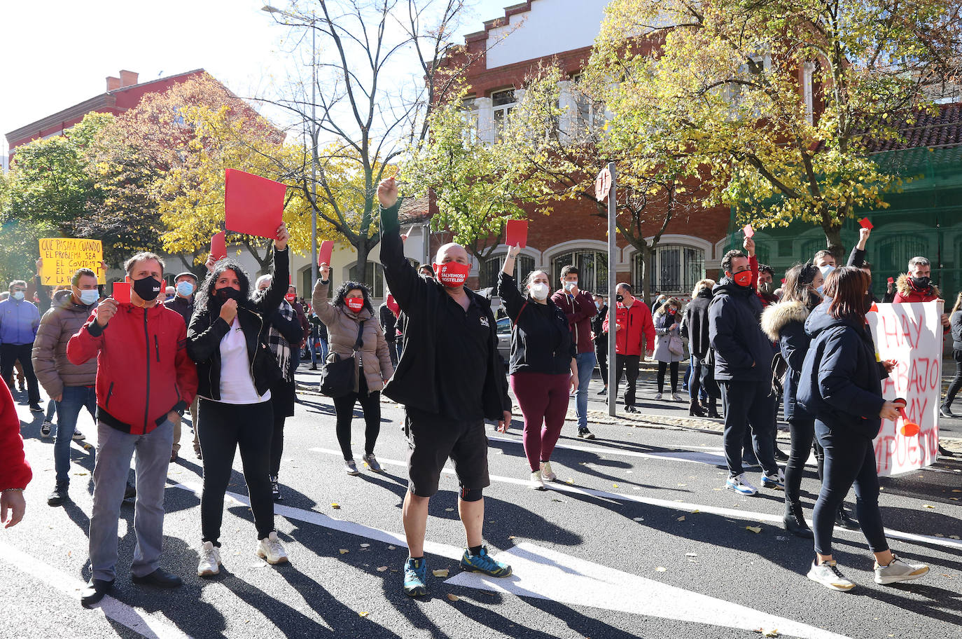 Los hosteleros palentinos han tomado las calles de Palencia para protestar por la situación crítica que vive el sector. 