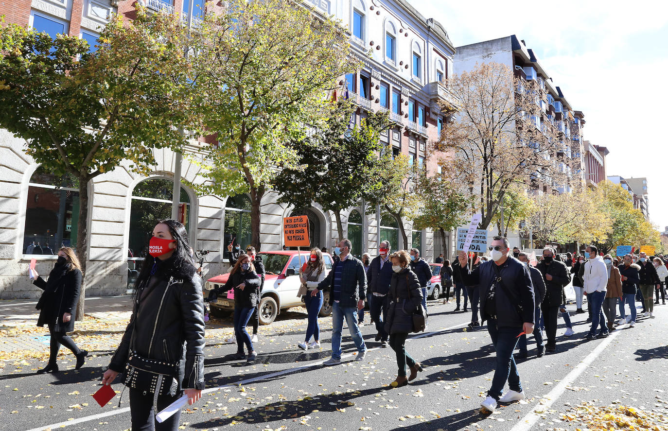 Los hosteleros palentinos han tomado las calles de Palencia para protestar por la situación crítica que vive el sector. 