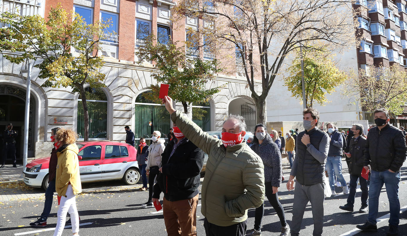 Los hosteleros palentinos han tomado las calles de Palencia para protestar por la situación crítica que vive el sector. 