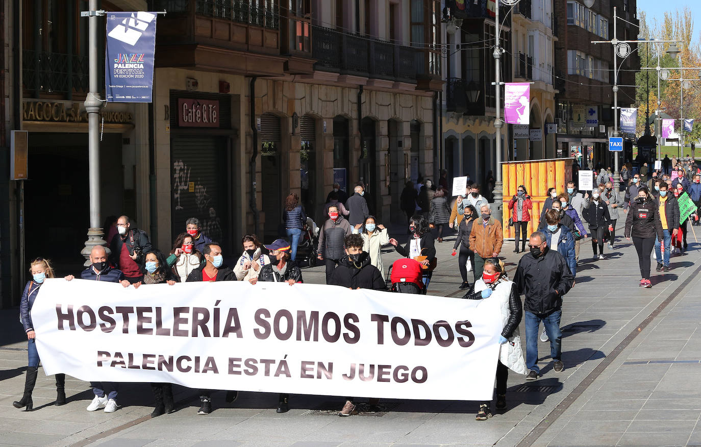 Los hosteleros palentinos han tomado las calles de Palencia para protestar por la situación crítica que vive el sector. 