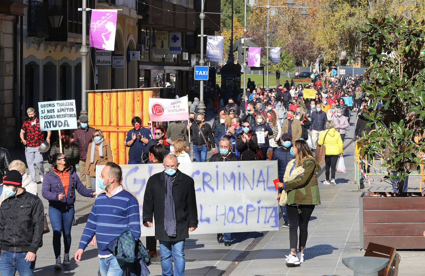 Los hosteleros palentinos han tomado las calles de Palencia para protestar por la situación crítica que vive el sector. 