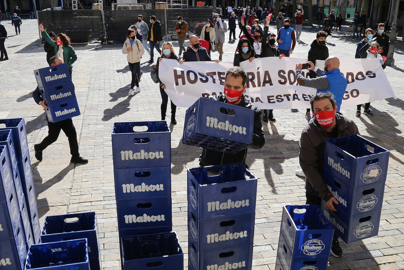 Los hosteleros palentinos han tomado las calles de Palencia para protestar por la situación crítica que vive el sector. 