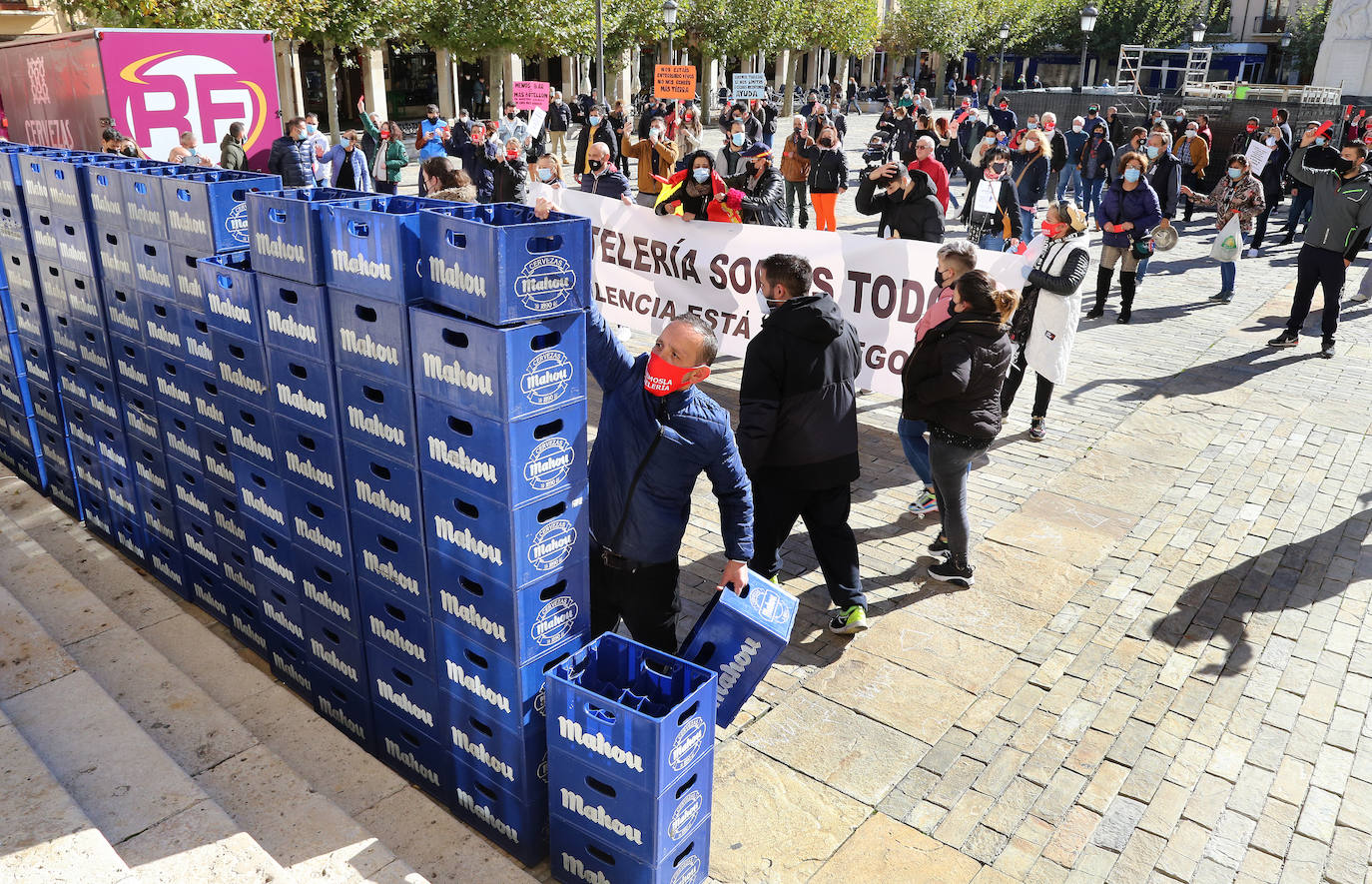 Los hosteleros palentinos han tomado las calles de Palencia para protestar por la situación crítica que vive el sector. 