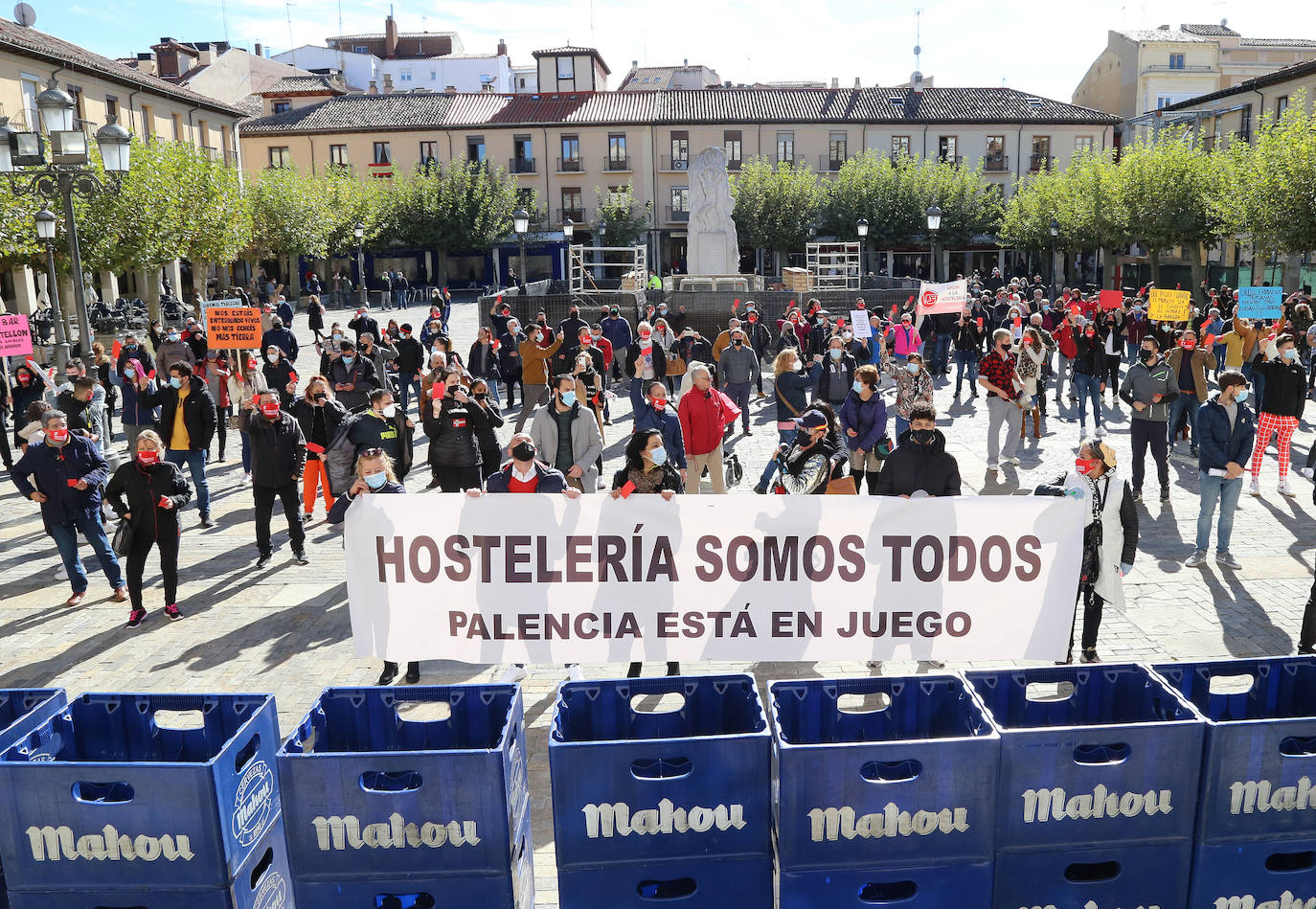 Los hosteleros palentinos han tomado las calles de Palencia para protestar por la situación crítica que vive el sector. 