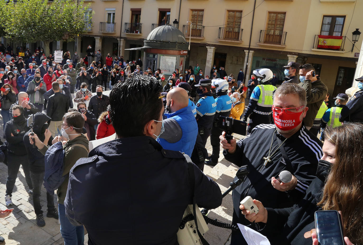 Los hosteleros palentinos han tomado las calles de Palencia para protestar por la situación crítica que vive el sector. 