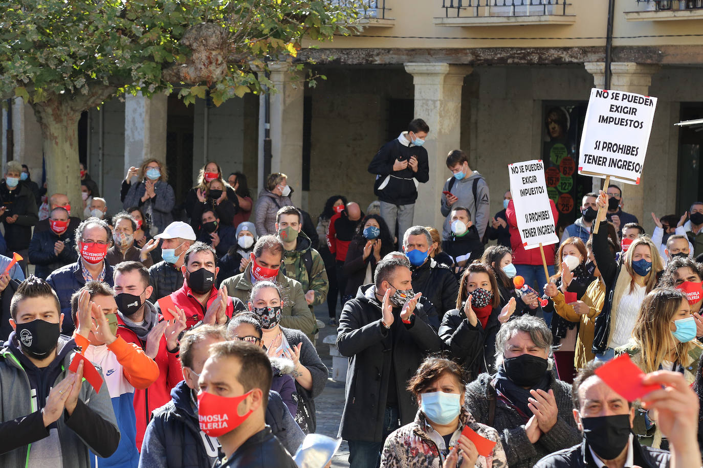 Los hosteleros palentinos han tomado las calles de Palencia para protestar por la situación crítica que vive el sector. 