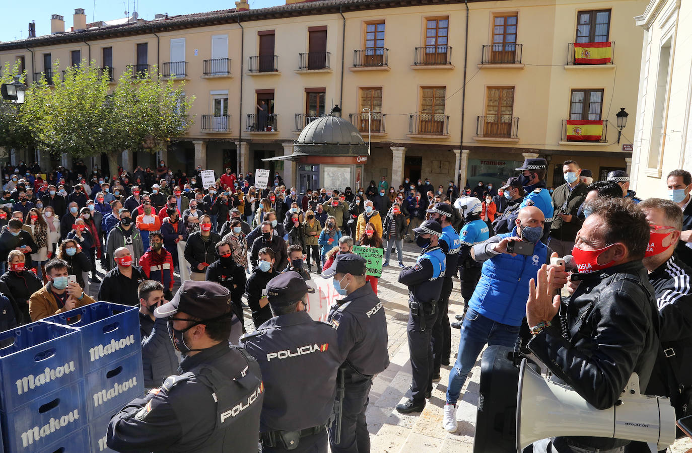 Los hosteleros palentinos han tomado las calles de Palencia para protestar por la situación crítica que vive el sector. 