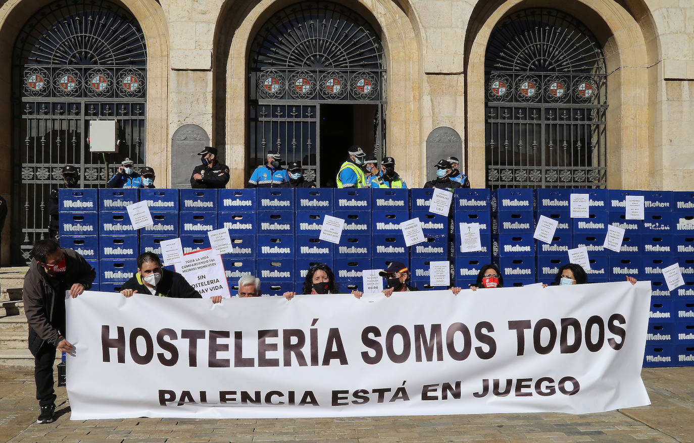 Los hosteleros palentinos han tomado las calles de Palencia para protestar por la situación crítica que vive el sector. 