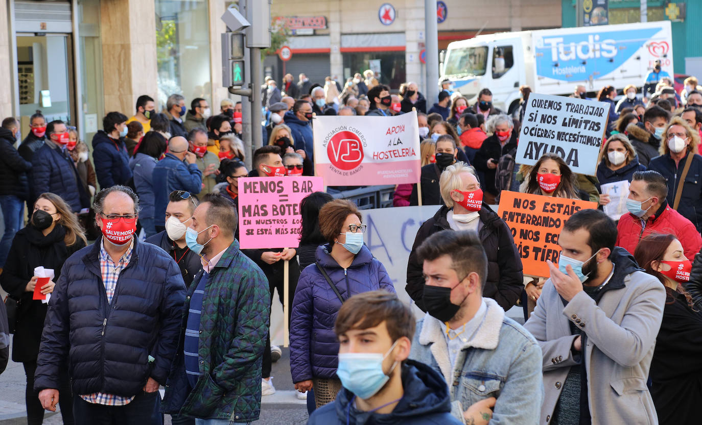 Los hosteleros palentinos han tomado las calles de Palencia para protestar por la situación crítica que vive el sector. 