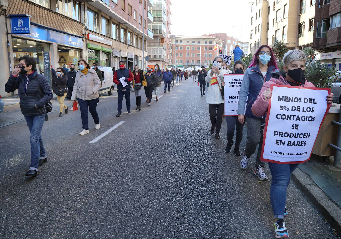 Los hosteleros palentinos han tomado las calles de Palencia para protestar por la situación crítica que vive el sector. 