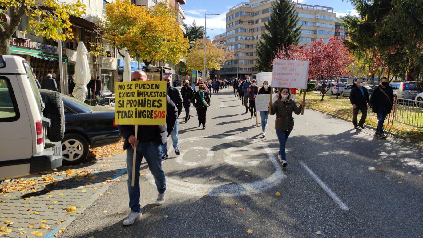 Los hosteleros palentinos han tomado las calles de Palencia para protestar por la situación crítica que vive el sector. 