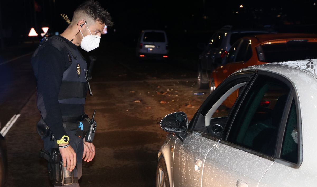 Cristian, durante una de las paradas a los vehículos. 