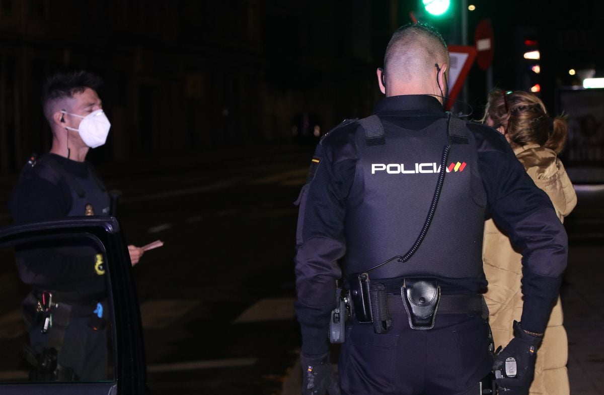 Cristian, durante una de las paradas a los vehículos. 